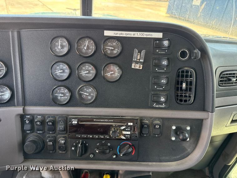 image for item FC4023 2016 Peterbilt 389 semi truck