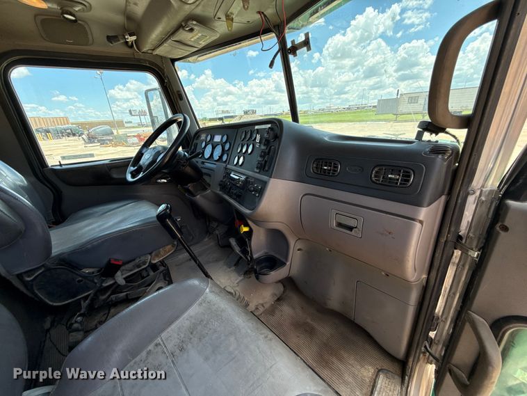 image for item FC4023 2016 Peterbilt 389 semi truck