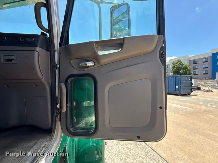 image for item FC4023 2016 Peterbilt 389 semi truck