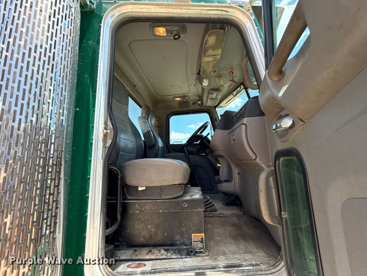 image for item FC4023 2016 Peterbilt 389 semi truck
