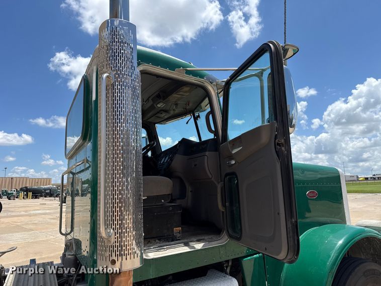 image for item FC4023 2016 Peterbilt 389 semi truck