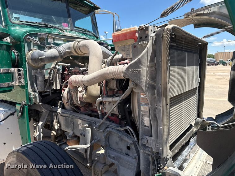 image for item FC4023 2016 Peterbilt 389 semi truck