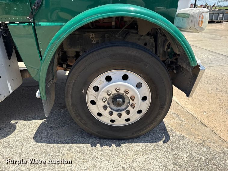 image for item FC4023 2016 Peterbilt 389 semi truck