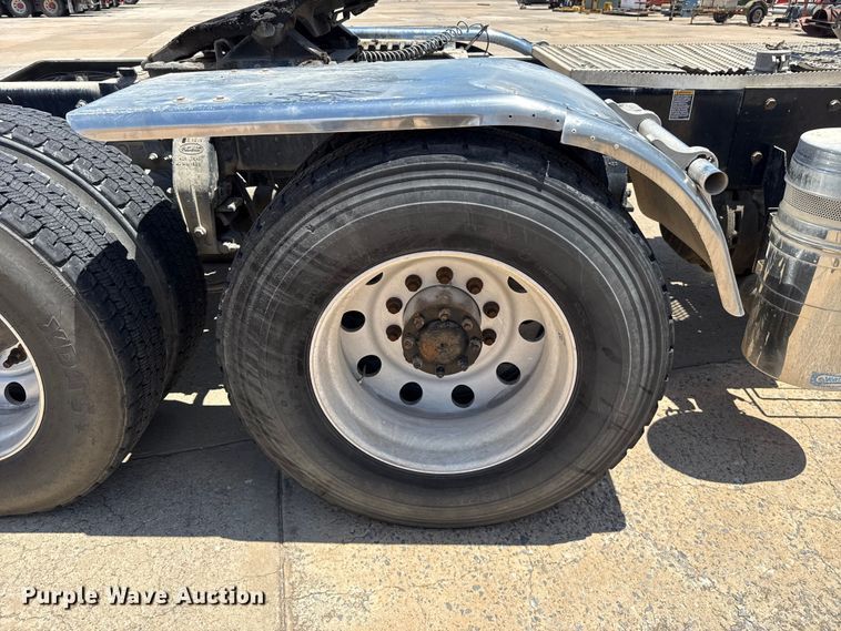 image for item FC4023 2016 Peterbilt 389 semi truck