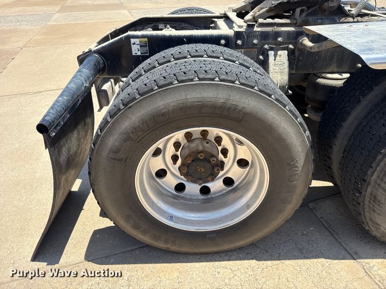 image for item FC4023 2016 Peterbilt 389 semi truck