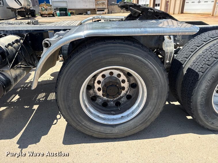 image for item FC4023 2016 Peterbilt 389 semi truck