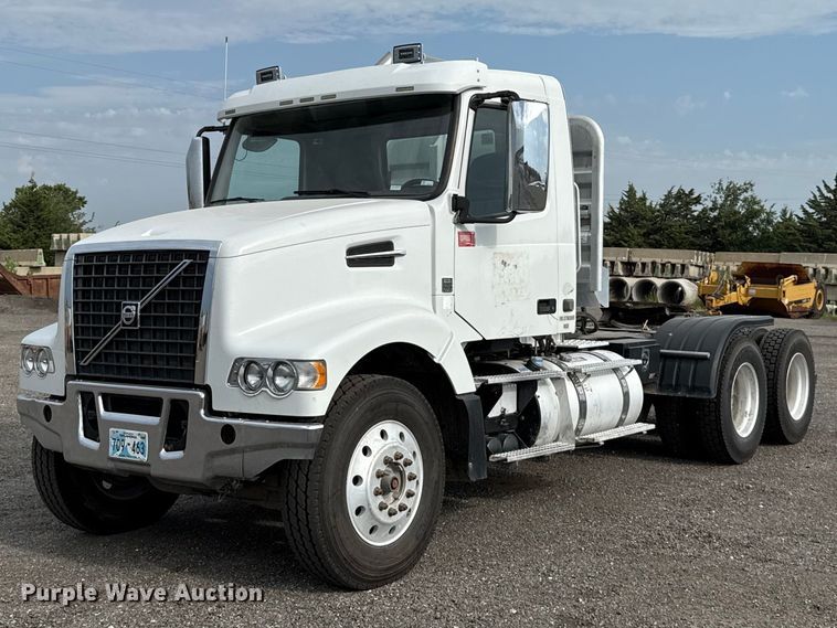 2015 Volvo VHD semi truck