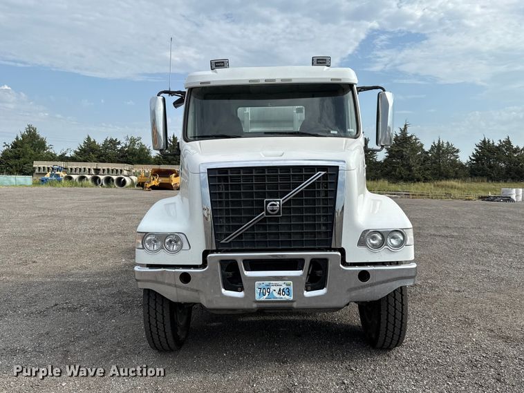 image for item FC4081 2015 Volvo VHD semi truck