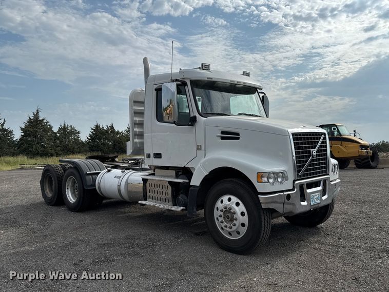 image for item FC4081 2015 Volvo VHD semi truck