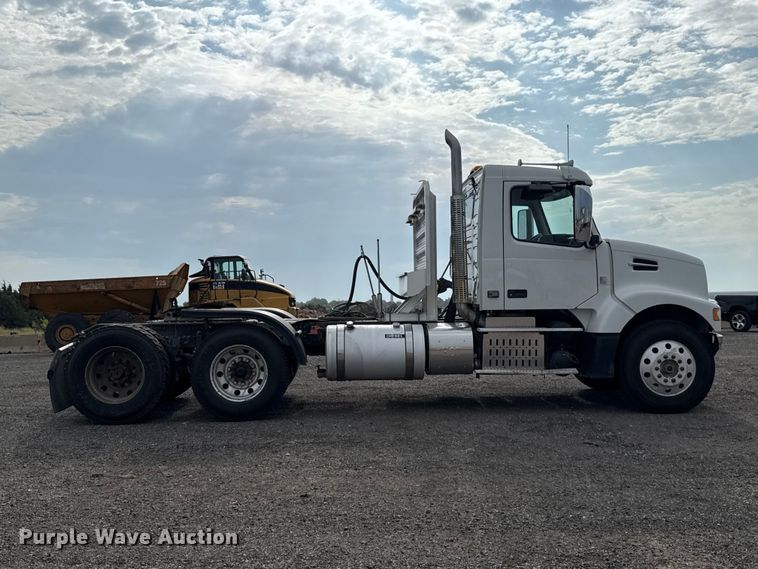 image for item FC4081 2015 Volvo VHD semi truck