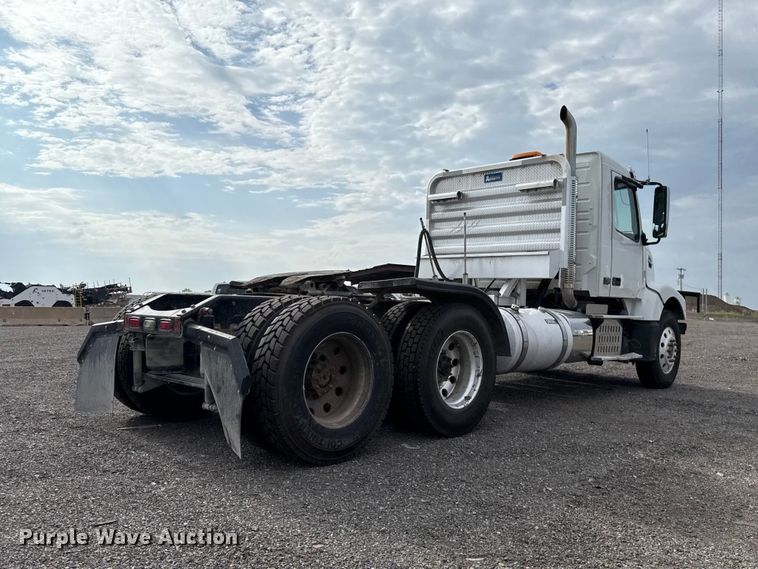 image for item FC4081 2015 Volvo VHD semi truck