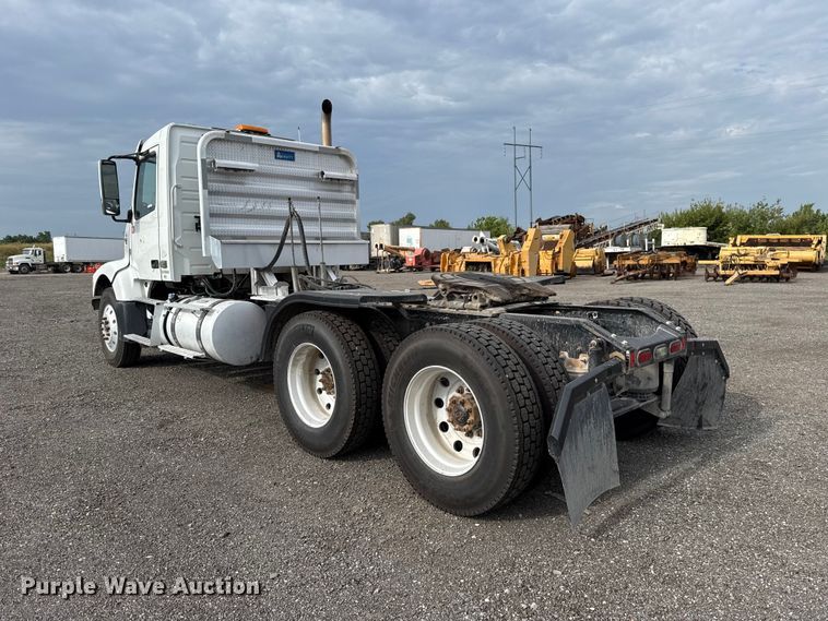 image for item FC4081 2015 Volvo VHD semi truck