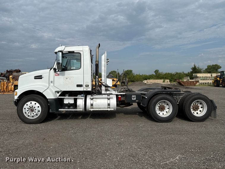 image for item FC4081 2015 Volvo VHD semi truck