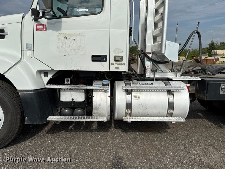 image for item FC4081 2015 Volvo VHD semi truck