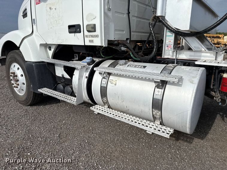 image for item FC4081 2015 Volvo VHD semi truck