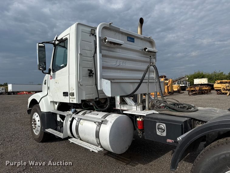 image for item FC4081 2015 Volvo VHD semi truck