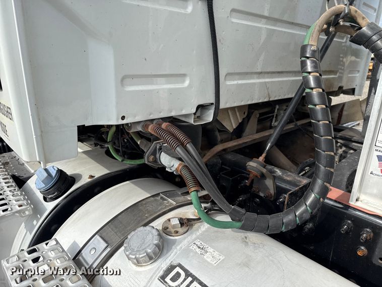image for item FC4081 2015 Volvo VHD semi truck