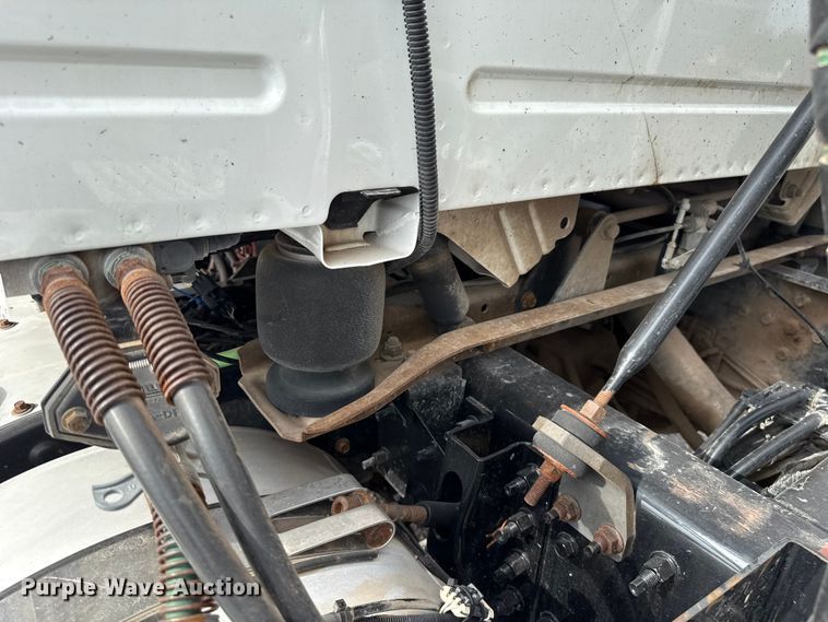 image for item FC4081 2015 Volvo VHD semi truck