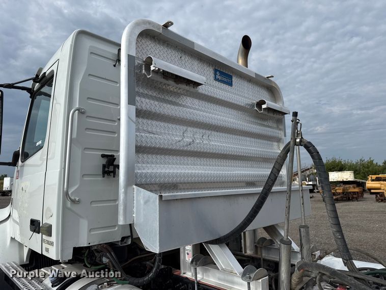 image for item FC4081 2015 Volvo VHD semi truck