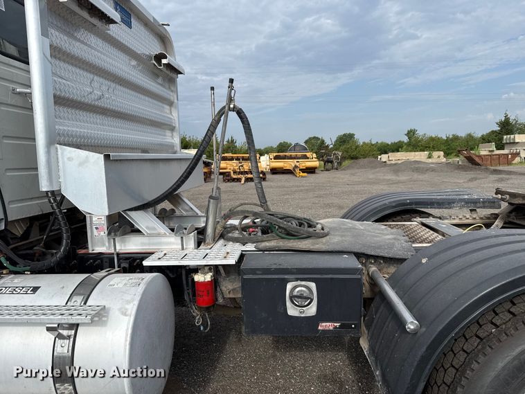 image for item FC4081 2015 Volvo VHD semi truck