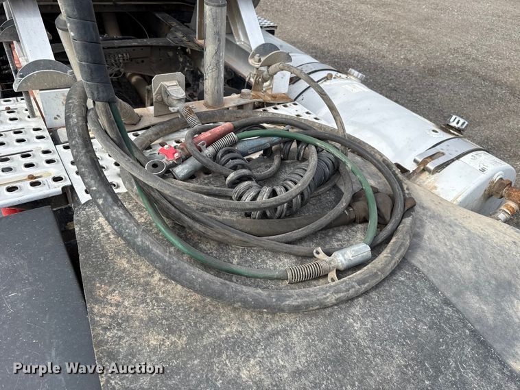image for item FC4081 2015 Volvo VHD semi truck