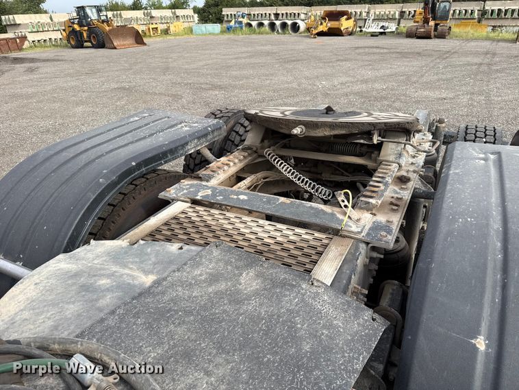 image for item FC4081 2015 Volvo VHD semi truck