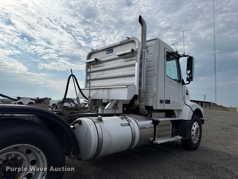 image for item FC4081 2015 Volvo VHD semi truck