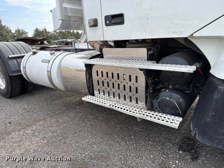 image for item FC4081 2015 Volvo VHD semi truck