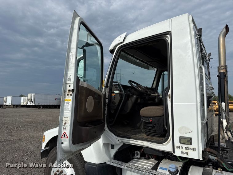 image for item FC4081 2015 Volvo VHD semi truck