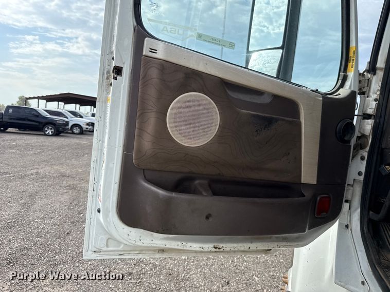 image for item FC4081 2015 Volvo VHD semi truck