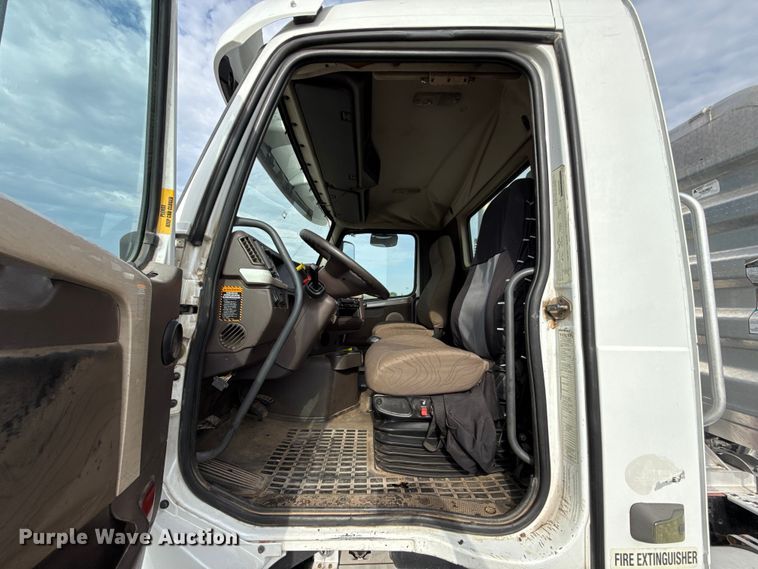 image for item FC4081 2015 Volvo VHD semi truck