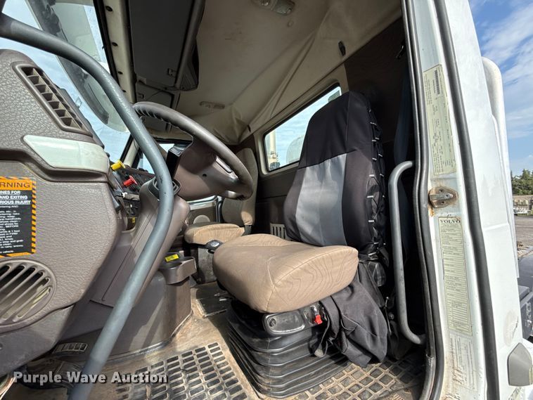 image for item FC4081 2015 Volvo VHD semi truck