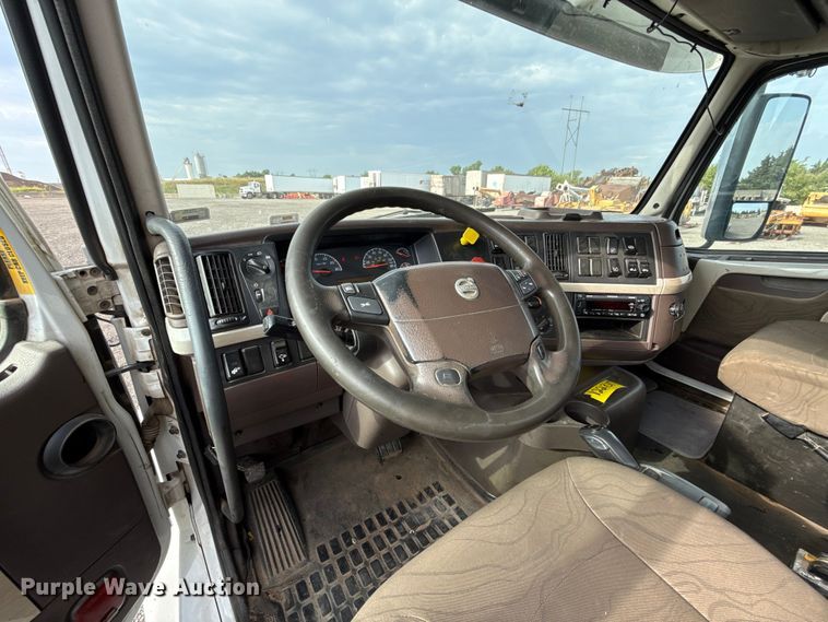 image for item FC4081 2015 Volvo VHD semi truck