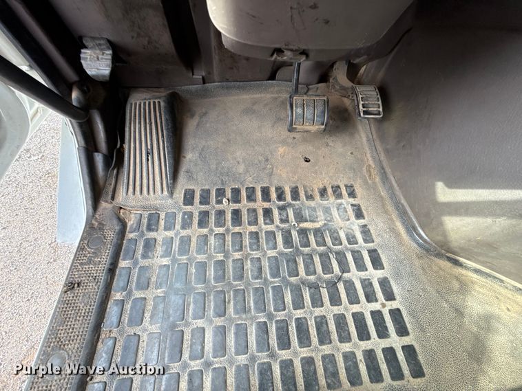 image for item FC4081 2015 Volvo VHD semi truck