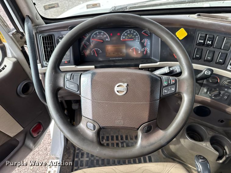 image for item FC4081 2015 Volvo VHD semi truck