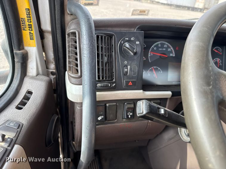 image for item FC4081 2015 Volvo VHD semi truck