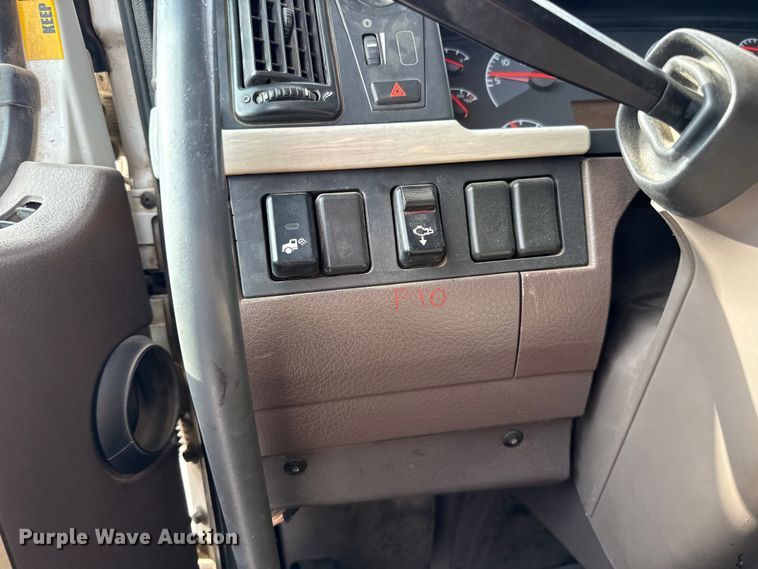 image for item FC4081 2015 Volvo VHD semi truck