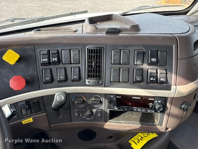 image for item FC4081 2015 Volvo VHD semi truck