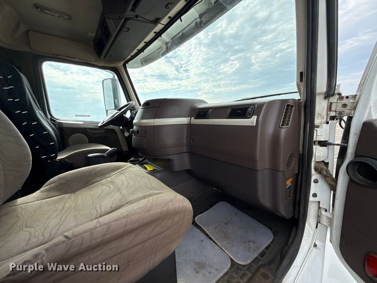 image for item FC4081 2015 Volvo VHD semi truck