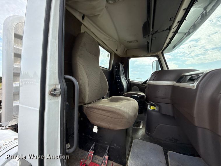 image for item FC4081 2015 Volvo VHD semi truck