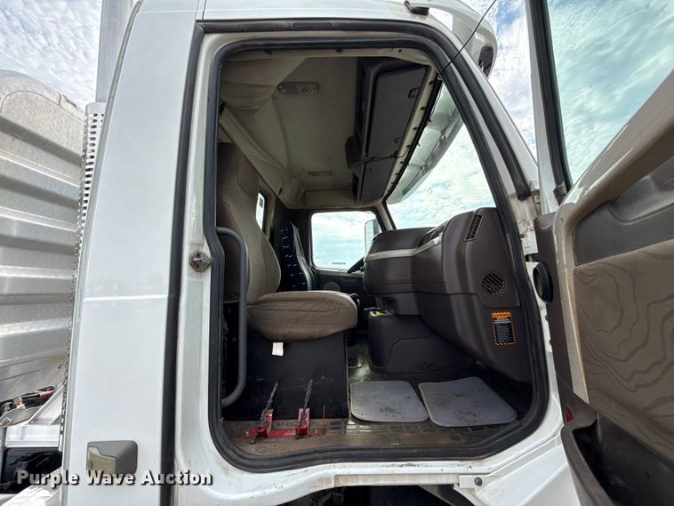 image for item FC4081 2015 Volvo VHD semi truck