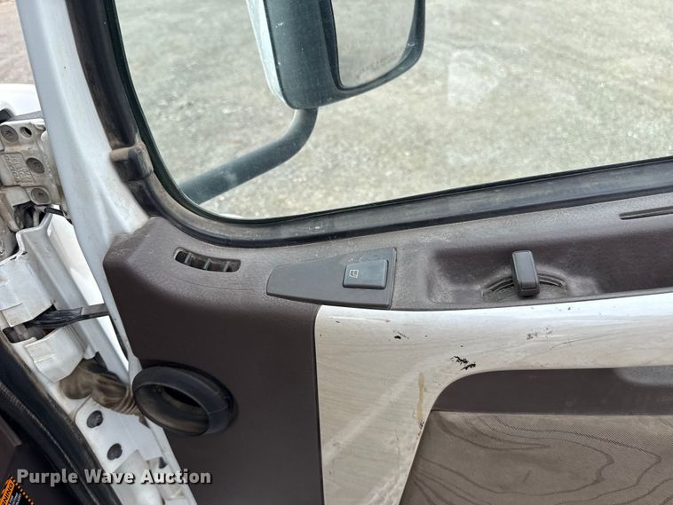 image for item FC4081 2015 Volvo VHD semi truck