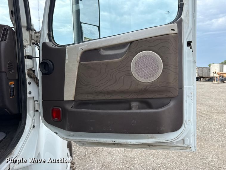 image for item FC4081 2015 Volvo VHD semi truck