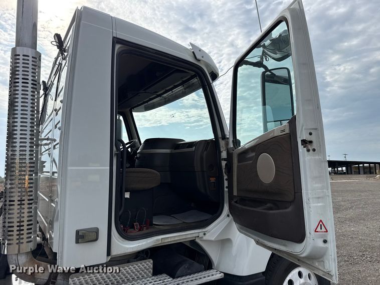 image for item FC4081 2015 Volvo VHD semi truck