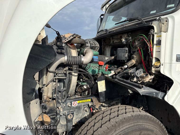 image for item FC4081 2015 Volvo VHD semi truck