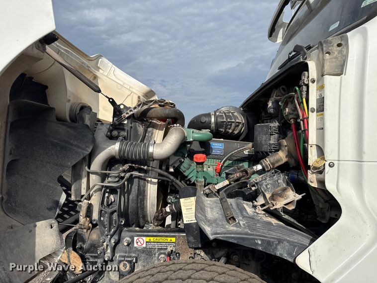 image for item FC4081 2015 Volvo VHD semi truck