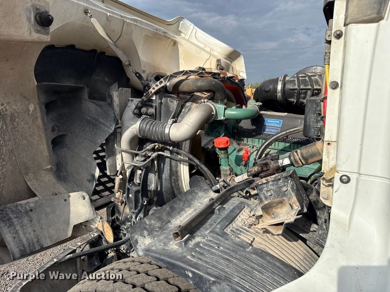 image for item FC4081 2015 Volvo VHD semi truck