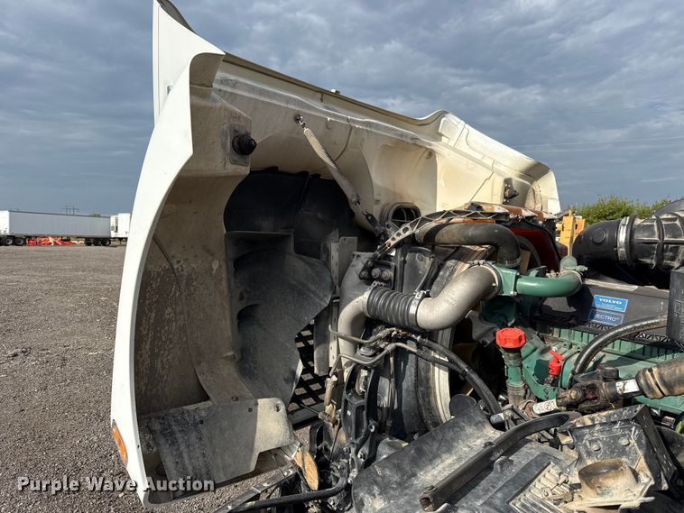 image for item FC4081 2015 Volvo VHD semi truck