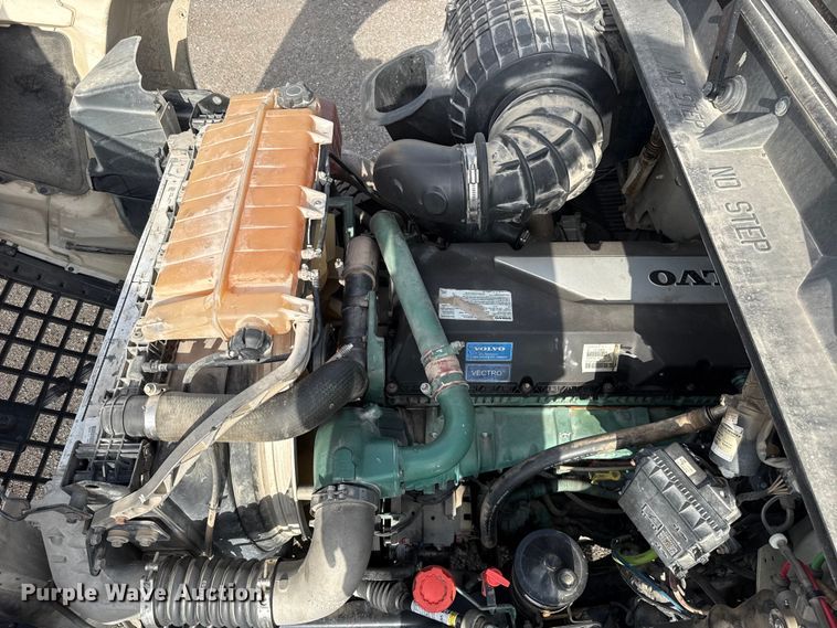 image for item FC4081 2015 Volvo VHD semi truck