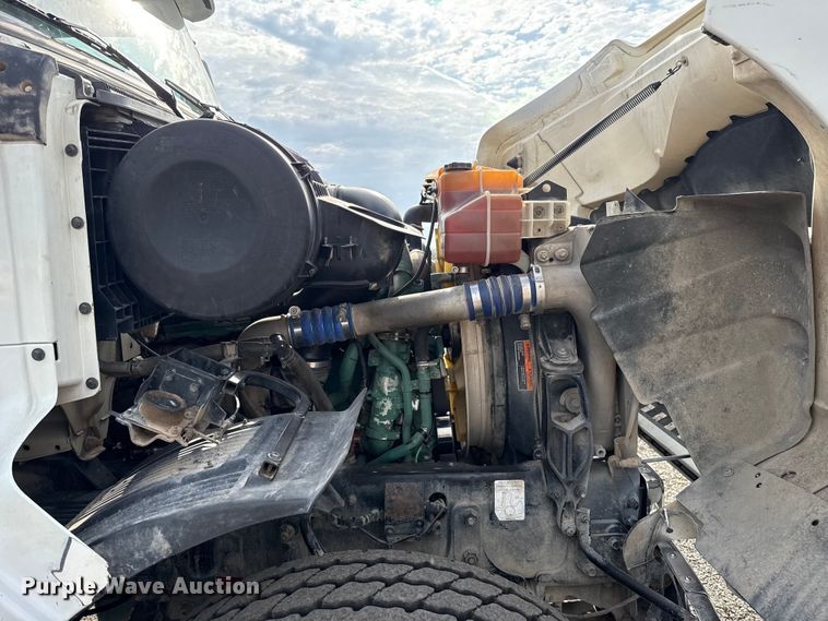 image for item FC4081 2015 Volvo VHD semi truck
